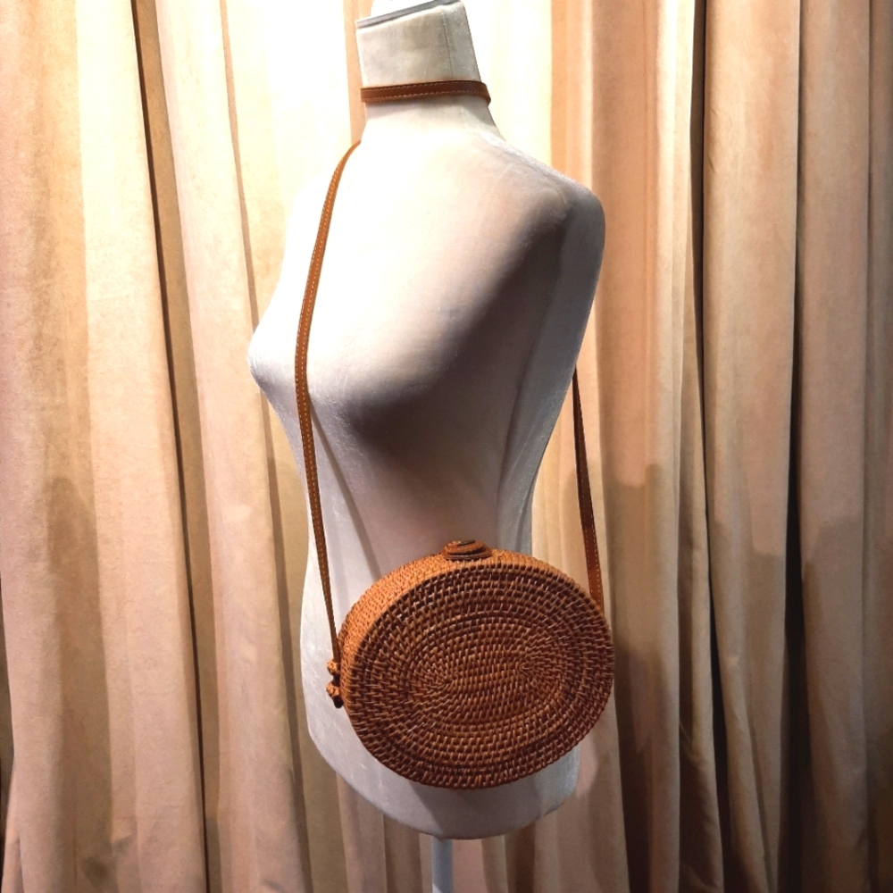 Oval straw purse